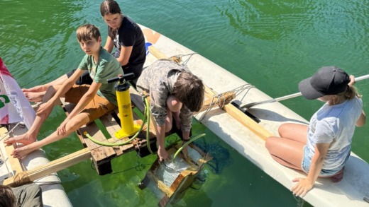Pfadfinder experimentieren im Wasser
